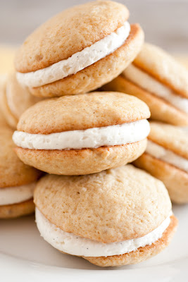 Whoopie Pies with banana bread cookies