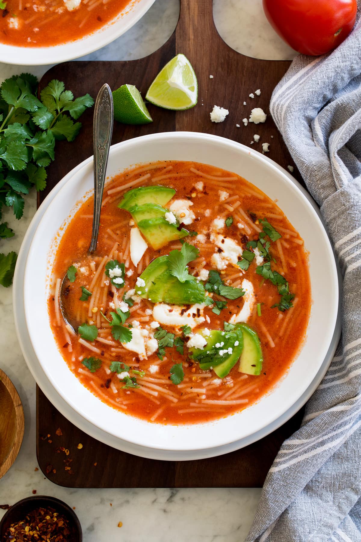 Sopa de fideo shown from above.
