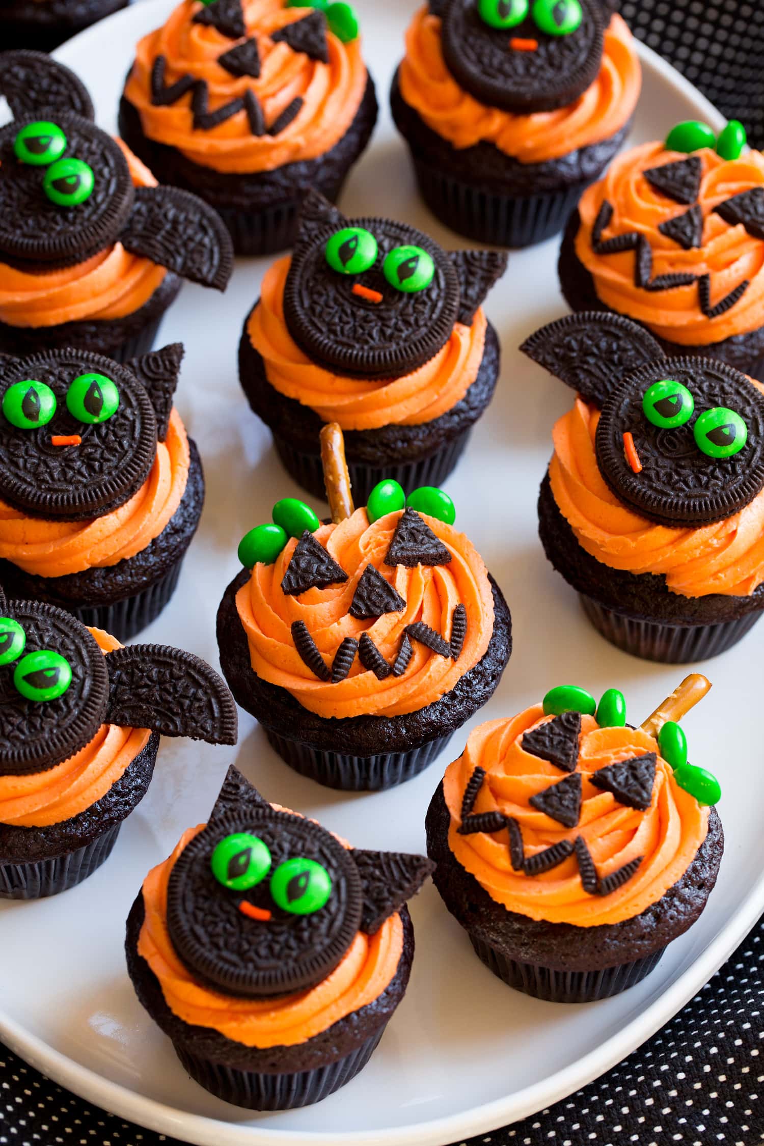 Jack o lantern cupcake.